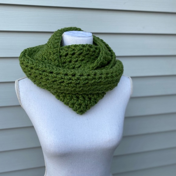Tarcie Knitwear handmade infinity scarf in Green - Picture 3 of 4